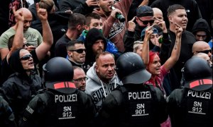 Manifestantes de extrema derecha increpan a la Policía alemana durante una manifestación el pasado mes de agosto en Chemnitz, Alemania.- EFE