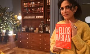 La periodista mexicana Lydia Cacho, con un ejemplar de su libro 'Ellos hablan'. N.C.