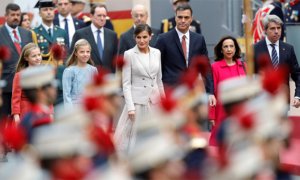 El presidente del Gobierno, Pedro Sánchez, junto a otras personalidades en el pasado desfile del 12 de octubre. EFE