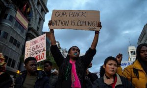 Un momento de la manifestación convocada por SOS Racismo y otras organizaciones que bajo el lema "Contra el racismo institucional" han realizado el recorrido que va desde la plaza de Cibeles a la Puerta del Sol de Madrid. EFE / Rodrigo Jiménez.