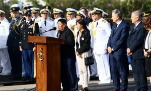 osé Aramayo (c.i), padre de uno de los tripulantes del submarino argentino ARA San Juan, habla al cumplirse el primer aniversario de su desaparición hoy, jueves 15 de noviembre de 2018, en Mar del Plata (Argentina). Los familiares de los 44 tripulantes de