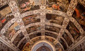 La ermita de la Virgen del Ara, por la que cada año pasan más de 20.000 personas, recibe el sobrenombre de 'Capilla Sixtina' de Extremadura por la espectacularidad de los frescos del s.XVII que decoran su interior. EFE/Juan Antonio Ruiz