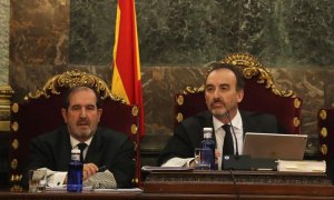 El magistrado Manuel Marchena (d) preside el tribunal, junto al juez Andrés Martínez Arreieta (i), al inicio de la vista por las cuestiones previas del caso del 'procés' | EFE/Ballesteros