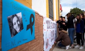 Jóvenes del instituto de la localidad onubense de Zalamea la Real colocan carteles realizados por ellos mismos en repulsa por la muerte de la joven zamorana Laura Luelmo. - EFE