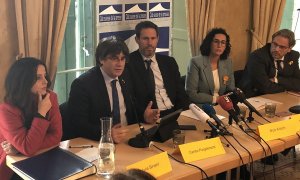 Roda de premsa amb l'expresident Carles Puigdemont, la secretària general d'ERC, Marta Rovira, la diputada de la CUP Maria Sirvent, l'expresident del Parlament Ernest Benach i l'advocat Niko Kirsch des del Club de Premsa Suís, a Ginebra. @josepalay