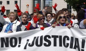 Concentración ante las puertas del Palacio de Justicia de Navarra esta mañana contra la sentencia a «La Manada» - EFE