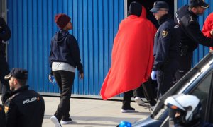 Migrantes en el puerto de Crinavis de San Roque, en la bahía de Algeciras (Cádiz). / EFE - CARRASCO RAGEL