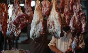 Un carnicero corta un trozo de carne en su tienda en un mercado de carne en Karachi (Pakistán). REUTERS/Athar Hussain