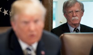 John Bolton, asesor para la seguridad nacional de Estados Unidos mira a Donald Trump. / AFP - SAUL LOEB