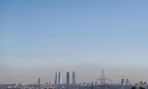 1/1/2019.- La calidad del aire de la ciudad de Madrid mejoró en 2018 al disminuir los niveles de dióxido de nitrógeno (NO2), los más bajos de los últimos cuatro años, mientras que el ozono (O3) troposférico, el otro contaminante que supone un problema de