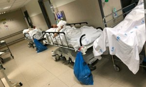 Varios pacientes, en los pasillos de las urgencias del Hospital La Paz de madrid.-@URGENCIAS LA PAZ