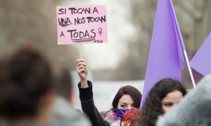 Una mujer sujeta una pancarta durante el día de la huelga feminista. 8 de marzo de 2018, Madrid. - MANOLO FINISH