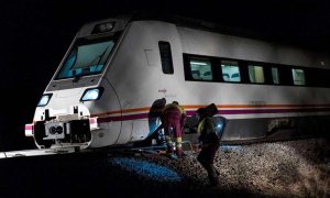 El tren que descarriló cerca de la estación de Torrijos. (ÁNGELES VISDÓMINE | EFE)