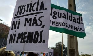 Imagen de la multitudinaria manifestación feminista a las puertas del Parlamento de Andalucía