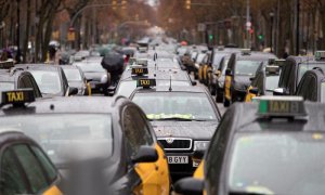 Huelga de taxistas en Madrid y Barcelona. En la foto, los taxis barceloneses se suman a la protesta contra Uber y Cabify. / EFE