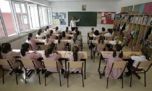 Una clase solo de niñas que atienden las explicaciones de su profesora. / EFE