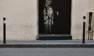 Una obra atribuida a Banksy que homenajeaba a las víctimas de los atentados ocurridos en la sala de espectáculos Bataclan. EFE/Julien de Rosa