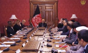 El presidente afgano, Ashraf Ghani (centro) habla con Zalmay Khalilzad, enviado especial de EE UU, en Kabul el 27 de enero. / EFE