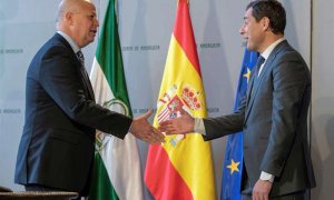 El nuevo consejero de Educación y Deporte, Javier Imbroda (Cs) es felicitado por el presidente de la Junta de Andalucía, Juanma Moreno (derecha) durante el acto de toma de posesión de su cargo. (JULIO MUÑOZ | EFE)