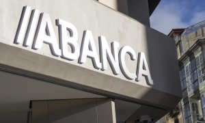 El logo de Abanca en una sucursal en Lugo.