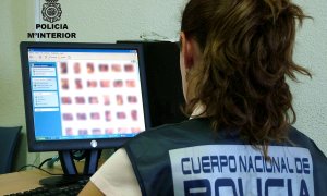 Imagen de archivo de una agente de policía investigando caso de pornografía infantil |  Policía Nacional