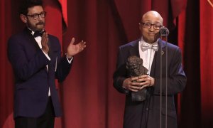 El actor Jesús Vidal recibe el Goya a Mejor Actor Revelación, por su papel en "Campeones", durante la gala de entrega de los Premios Goya 2019.- EFE/Ballesteros.