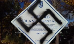 La placa que recuerda a Yolanda González en el barrio de Aluche (Madrid) ha sufrido hasta cuatro ataques en los tres meses y medio que lleva en pie.