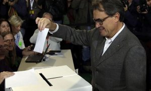 El expresidente de la Generalitat, Artur Mas, vota en la consulta del 9N /EFE