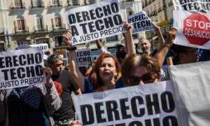 Afectados por la venta de viviendas del IVIMA al fondo buitre Encasa Cibeles protestan en la Puerta del Sol para que se revierta la operación.- JAIRO VARGAS