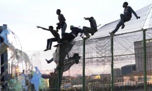 Imagen de archivo de personas migrantes saltando la valla de Melilla/ EFE