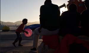 Una niña migrante juega en el puerto de Algeciras, donde pasó varios días recluida junto a cientos de migrantes llegados en patera el pasado julio. JAIRO VARGAS