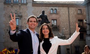 La líder de Ciudadanos en Cataluña, Inés Arrimadas, junto al presidente de Ciudadanos, Albert Rivera, un acto este sábado en la madrileña plaza de la Villa, en el que ha confirmado que concurrirá a las elecciones generales del 28 de abril como número uno