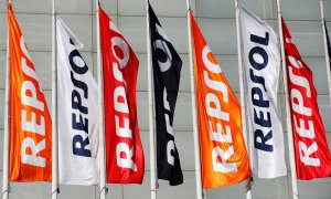 Banderolas de la petrolera Repsol, en el exterior de su junta de accionistas. REUTERS