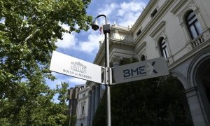 Cartel indicador de la Bolsa de Madrid, en la madrileña Plaza de la Lealtad. E.P.