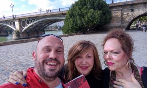 Raúl Solís, Mar Cambrollé y María José Navarro, en Sevilla.