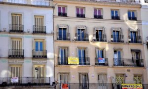 Fachada de un edificio de Madrid en la que diferentes carteles de venta y alquiler./ EFE