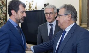 El entonces ministro Zoido felicita al comisario Ferran López tras su nombramiento como mayor de los Mossos, sustituyendo a Trapero, tras la aplicación del Artículo 155. MINISTERIO DEL INTERIOR