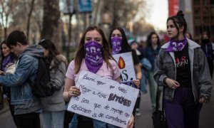 Varias chicas acuden a la manifestación del 8M en Madrid.-JAIRO VARGAS