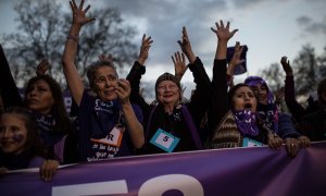 Varias mujeres, en la cabecera de la manifestación del 8M en Madrid.-JAIRO VARGAS