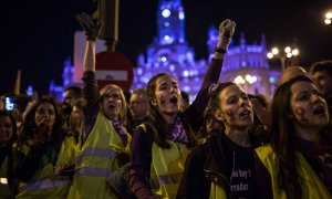 La manifestación del 8-M a su paso por la Plaza de Cibeles, en Madrid.-JAIRO VARGAS