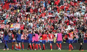 Las jugadoras del Atlético de Madrid se despiden de su afición tras perder por 0-2 contra el Barcelona, tras el partido de la Liga Iberdrola disputado en el estadio Wanda Metropolitano en Madrid.- EFE/Kiko Huesca