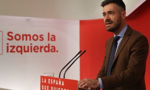 El portavoz adjunto del Comité Electoral del PSOE, Felipe Sicilia, ofrece una rueda de prensa tras la reunión del Comité Electoral del partido en Ferraz. EFE/ J.J.Guillén