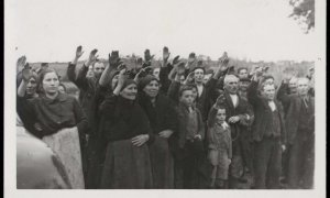 Vecinos de Sobrado dos Monxes durante una visita de Franco en 1938.- BNE