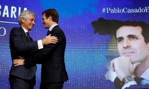 El presidente del PP, Pablo Casado (d), junto a Adolfo Suárez Illana, durante la intervención este lunes del presidente del PP, Pablo Casado, en el espacio de foros "La España necesaria", que organiza el diario El Mundo. Adolfo Suárez Illana será el númer