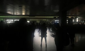 25/03/2019 - Pasajeros en el aeropuerto internacional Simón Bolívar de Caracas, (Venezuela) durante el nuevo apagón. / REUTERS -  CARLOS JASSO