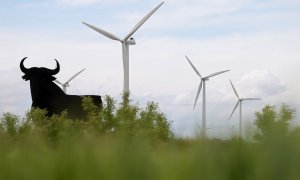 Un Toro de Osborne cerca de la planta de energía eólica La Plana, en Zaragoza. AFP/César Manso