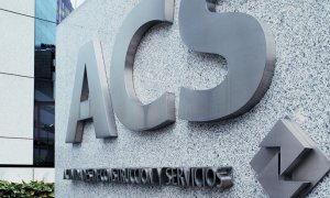 El logotipo de ACS en la entrada de su sede en Madrid.