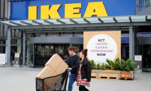 Clientes en una tienda de Ikea en Alemania. / WOLFGANG RATTAY (REUTERS)