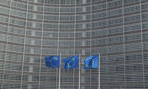 Banderas de la Unión Europea en el exterior de la sede de la Comisión Europea, en Bruselas. REUTERS/Yves Herman