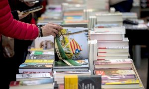 Justo el día después de acabar la Semana Santa en Cataluña, llega este año Sant Jordi, en una jornada, en plena campaña electoral. EFE